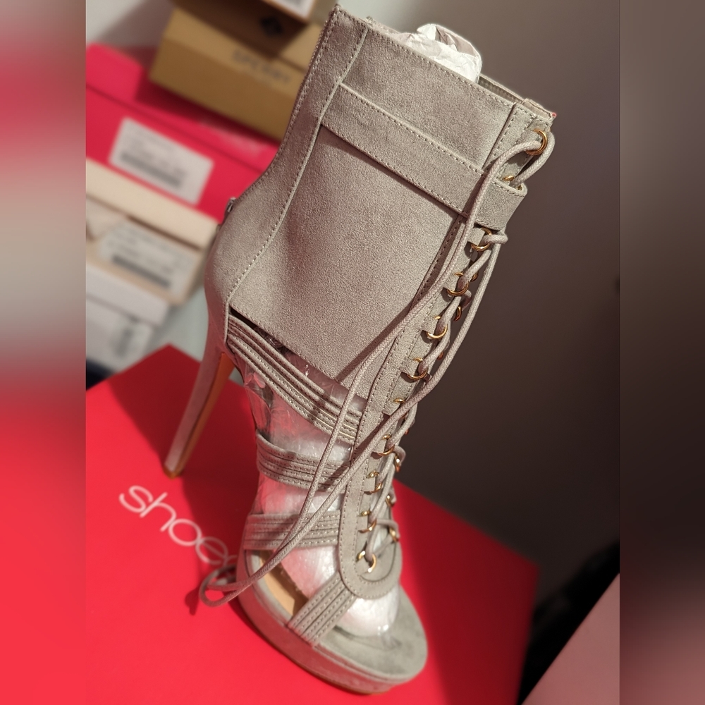 Open toe heeled bootie
